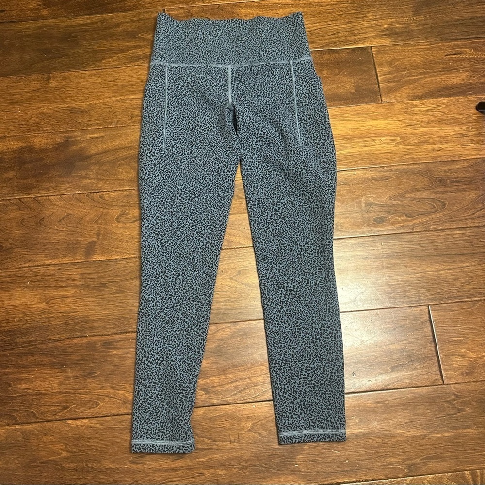 Athleta Salutation Stash II High Rise Blue Black Leopard Print 7/8 Leggings XS - Picture 11 of 12